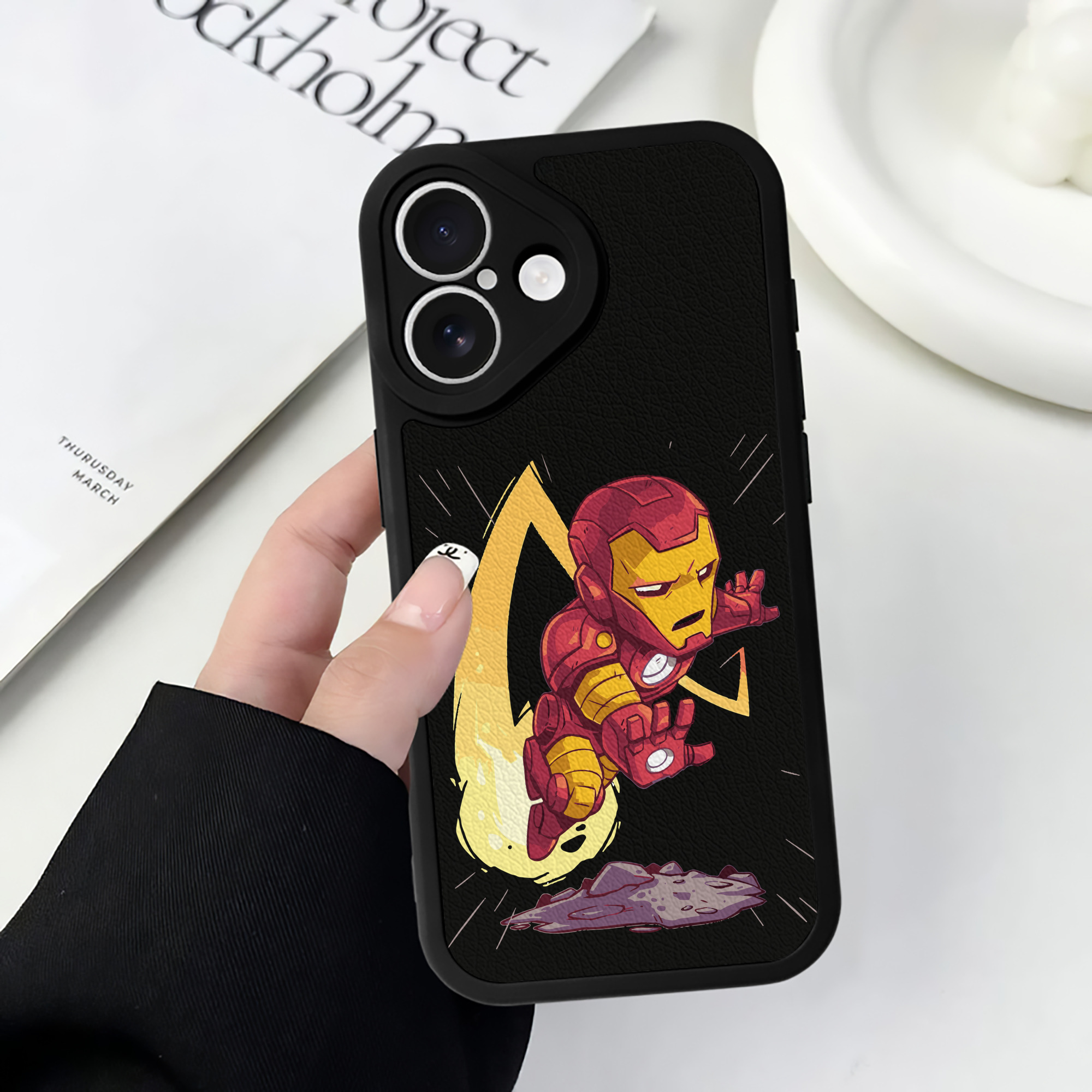 （画像用） アベンジャーズ The Avengers 【iPhone 16シリーズ対応】シリコンスマホケース（レザー調） 材質：シリコン